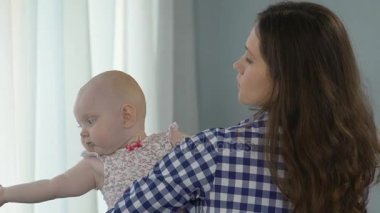 Etrafında dönen kadın ayakta bebek çocuk arıyorsunuz tutan pencere tarafından karışık
