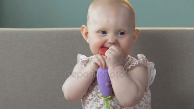 Koltukta oturan bebek tutmak kauçuk oyuncak ağız, ilk süt dişleri, sağlık