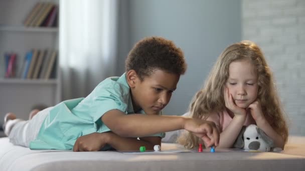 Melhores amigos multi-étnicos jogando jogos de tabuleiro educativos aprendendo a contar — Vídeo de Stock