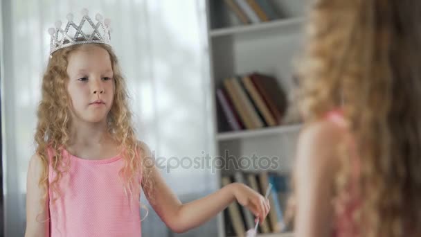 Menina de cabelos vermelhos jogando papel de fada mágica na frente do espelho, futura atriz — Vídeo de Stock