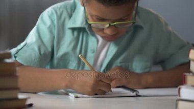 Özenle onun defter, hat mektup yazma ilköğretim okulu öğrenci
