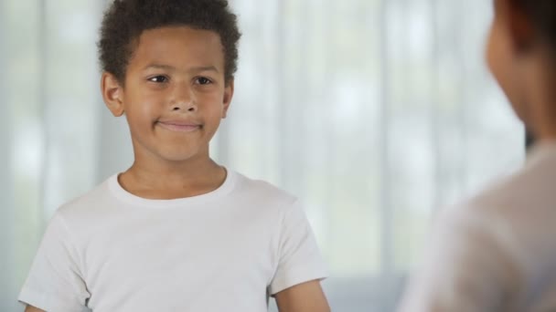 Menino sorridente vestindo óculos, feliz com boa visão, oftalmologia — Vídeo de Stock