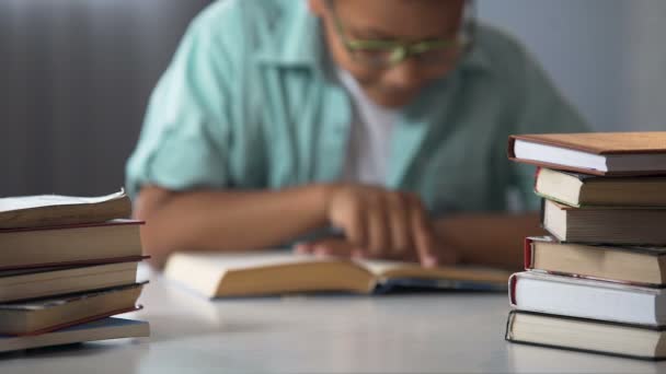 Niño afro-americano inteligente leyendo libros, niño ratón de biblioteca, pequeño nerd, educación — Vídeos de Stock