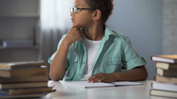 Schoolboy pensando em ensaio de literatura, fazendo lição de casa, educação escolar — Vídeo de Stock