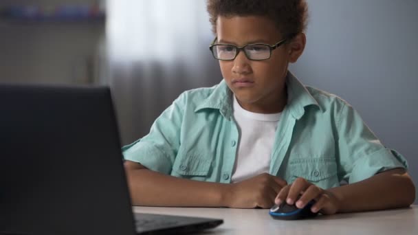 アフリカ系アメリカ人オタクの学習、子供の中毒の代わりにコンピューター ゲームをプレイ — ストック動画