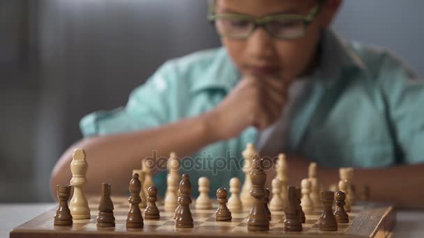 Niño yendo en círculo en el ajedrez, el desarrollo del pensamiento lógico para los niños — Vídeo de stock
