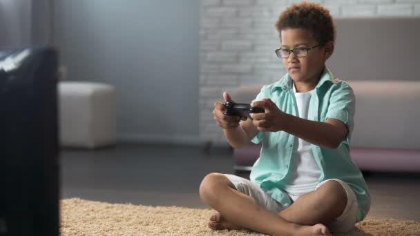 Criança masculina se comportando agressivamente ao perder o jogo online, jogando no console — Vídeo de Stock