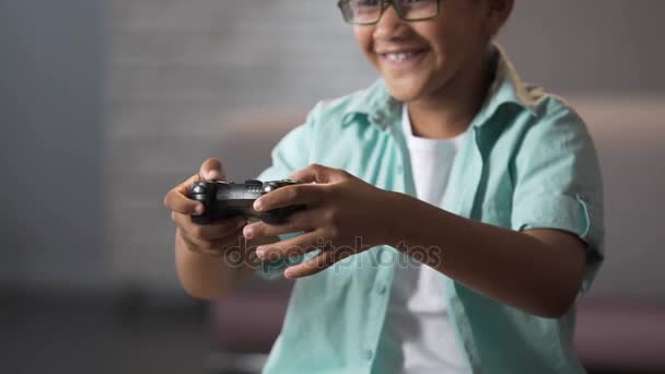 Niño feliz y alegre riendo jugando en la nueva consola de juegos por primera vez — Vídeo de stock