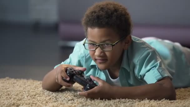 Τα αγόρια τα μάτια κουραστεί να κοιτάζει την οθόνη, ενώ παίζει video game, βλάβες στην υγεία — Αρχείο Βίντεο