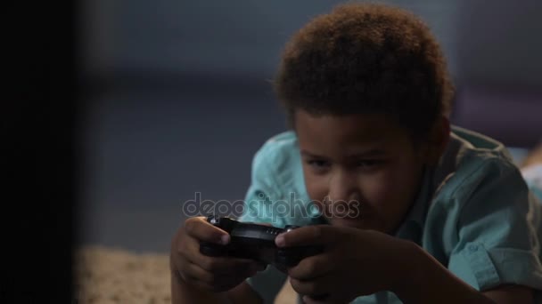 Одинокий мальчик страдает от отсутствия друзей, заменяющих их игровой консолью — стоковое видео