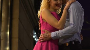 Fısıldayan kızlar kulak, ihale samimiyet, Romantik adam sokakta, sarılma Çift