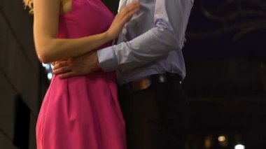 Genç erkek bel, tutkulu tarihi, ilişki tarafından sarılma aşık adam