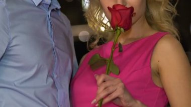 Çift sarılma, sürtüyor, kırmızı gül, tutkulu bir ilişki kokulu sarışın kız