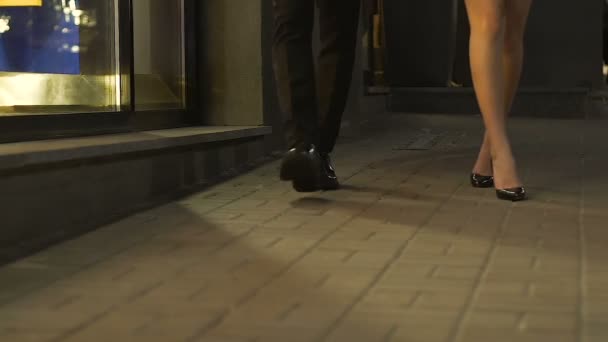Jambes d'homme et de femme marchant vers la caméra, couple allant au club, nuit dehors — Video