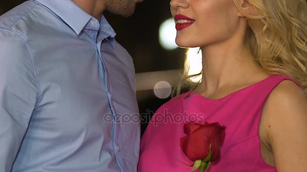 Привлекательный мужчина целует блондинку и держит красную розу, сладкое романтическое свидание — стоковое видео