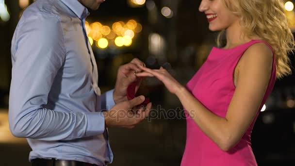Hombre haciendo propuesta con anillo de compromiso, poniendo en el dedo de chica, abrazos de pareja — Vídeo de stock