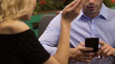Kadın söz onu, tahriş, kriz sırasında masada cep telefonu kullanan adam