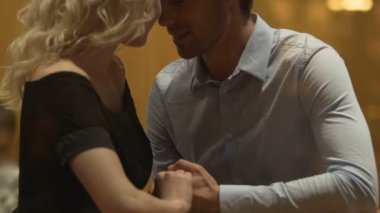 Çift oturma çubuk kafalı koymak birlikte ve sürtüyor, gece-out, pick-up