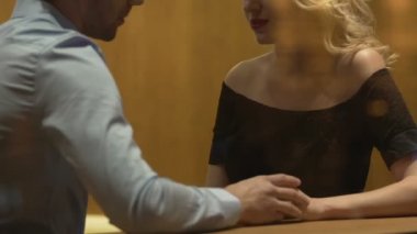 Erkek ve kadın konuşurken, ilişki, yanlış anlama ret krizde bar