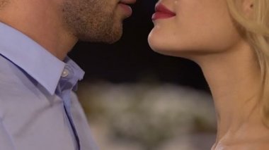 Sürtüyor, tutkuyla, birbirine bakarak kadın ve erkek aşkı, arzu
