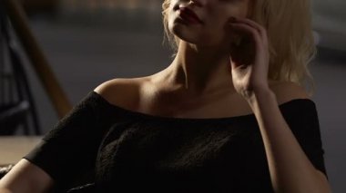 Güzel sarışın kadın rahat oturma Restoran, ölümcül kadın, kendine güven