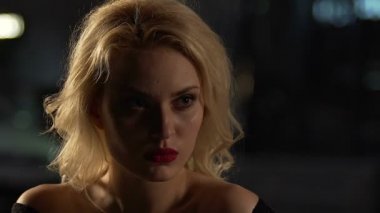 Güzel kadın adam, elini onun, uzak çekerek bakarak gizli ilişki