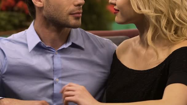 Uomo e donna che si guardano, si mettono insieme le teste, una relazione d'amore — Video Stock