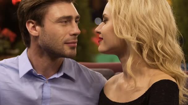 ハンサムな男性が金髪の女性、知恵を出し合うの護衛の女の子の手にキス — ストック動画