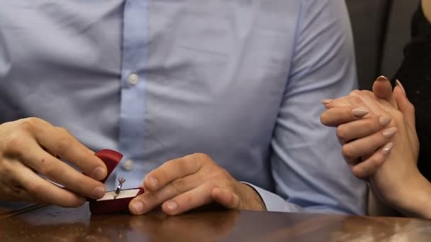 Muž otevření krabice s zásnubní prsten, žena mu, budoucí manželství, radostné objímání — Stock video