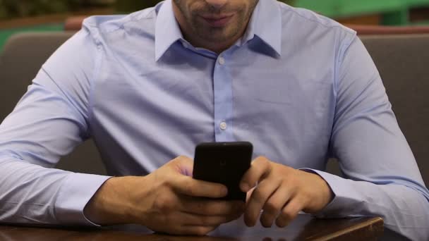 Pensativo masculina desplazamiento de la pantalla del teléfono móvil, medios de comunicación social, decepción — Vídeo de stock