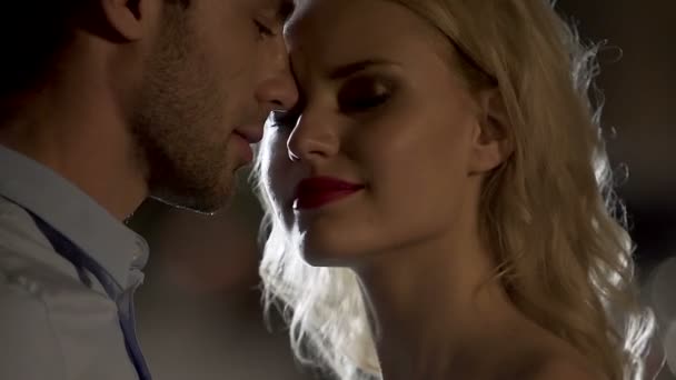 Schöner Kerl küsst die Hände einer blonden Frau, junge verliebte Menschen, romantische Stimmung — Stockvideo