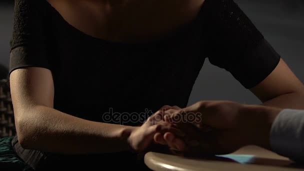 Masculino e feminino sentados de mãos dadas, mulher puxando a mão, rompimento — Vídeo de Stock
