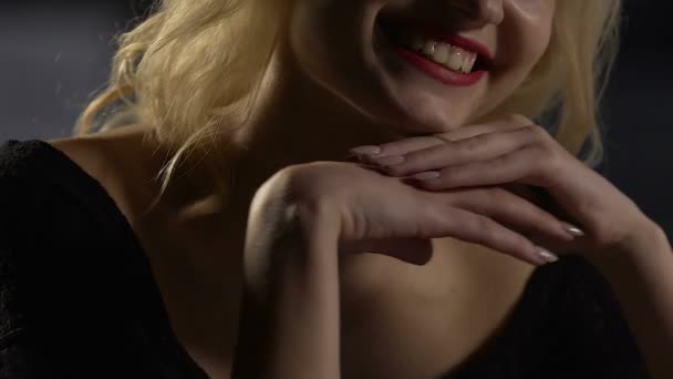 Prachtige vrouwelijke kijken haar datum liefdevol, romantische avond met man — Stockvideo