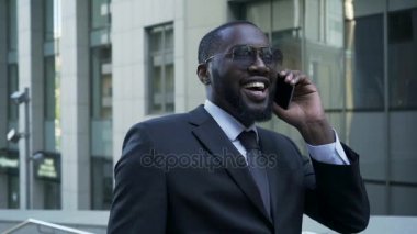 Cep telefonu konuşmayı işadamı ortakları ile konuşmak para getiren