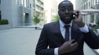 İş merkezini, yürüyüş takım elbiseli, başarılı Evet işadamı