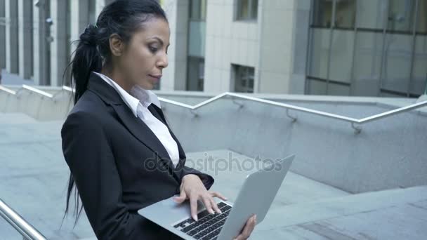 Kobieta interesu stojący poza centrum biznesu, pracy z laptopem, informacje — Wideo stockowe