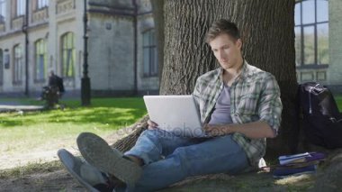 Sohbet online sosyal medya, gülen ve üniversite Park'ta rahatlatıcı adam