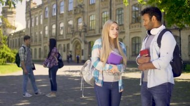 Konuşurken, Üniversitesi, eğitim programı ilk tanıdıklar gelecek sınıf arkadaşları