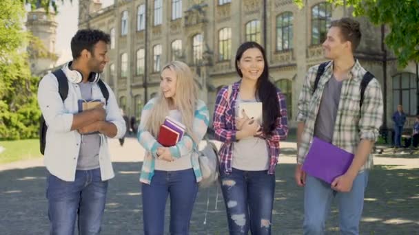 Arkadaşlar her diğer, üniversite duran bakarak sevinçle gülüyor — Stok video