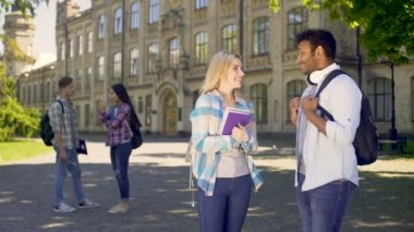 Sarışın kız izlenim kıdemli öğrenci ile onun College coquetting