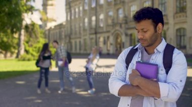 Scoffing ve biracial adam onu, ırk ayrımcılığı korkunç zorbalık dostum