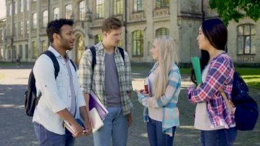 Neşeli çok ırklı fellowmates üniversite partisine davet iki son sınıf öğrencileri