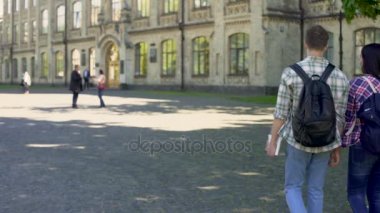 Kalabalık Üniversitesi, öğrenci yaşamı ilk sabah sınıfı için aceleyle öğrencilerin