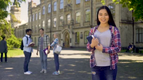 可爱的亚洲女孩在大学大厦附近冒充, 国际教育节目 — 图库视频影像