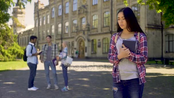 Aziatische uitwisselingsstudent lijden van gebrek aan vrienden aan buitenlandse universiteit, eenzaam — Stockvideo