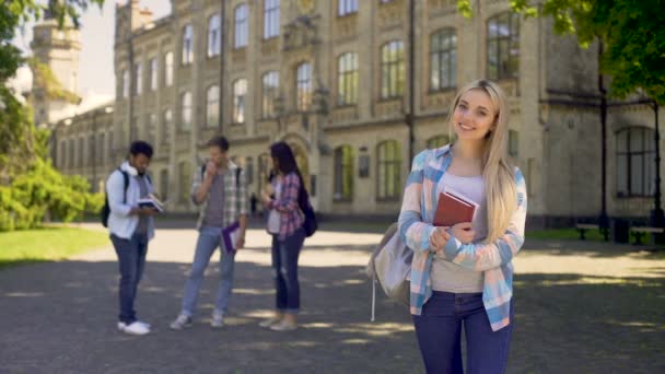 カメラ、質の高い教育を見て笑みを浮かべて嬉しそう陽気な金髪の学生 — ストック動画