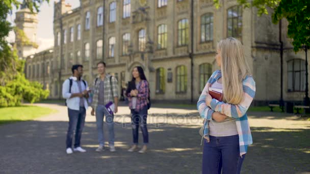 Onvriendelijke klasgenoten de draak en spottende met droevige, eenzame nerd meisje, school — Stockvideo