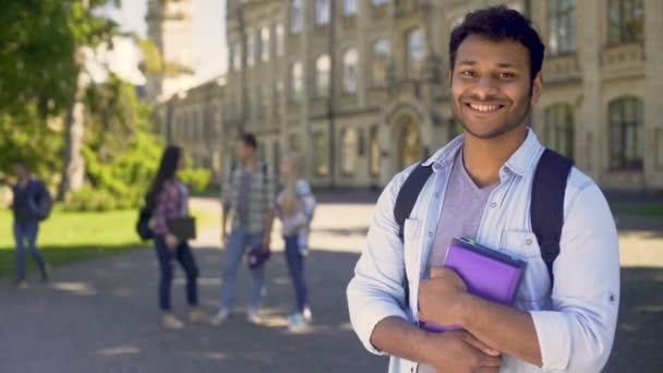 Estudiante extranjero orgulloso de oportunidad de estudiar en la universidad en el extranjero, la educación — Vídeo de stock