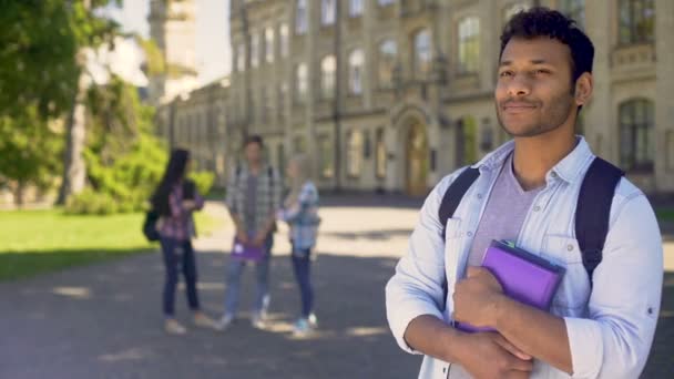 Biracial estudiante de grado soñando con brillante futuro y brillante carrera — Vídeo de stock