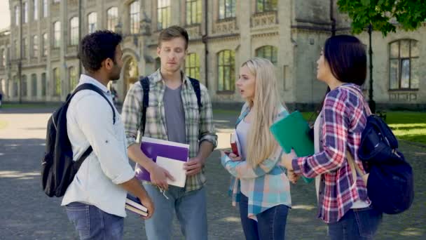 Estudiantes compartiendo sus impresiones de la vida en el albergue, amistad internacional — Vídeo de stock